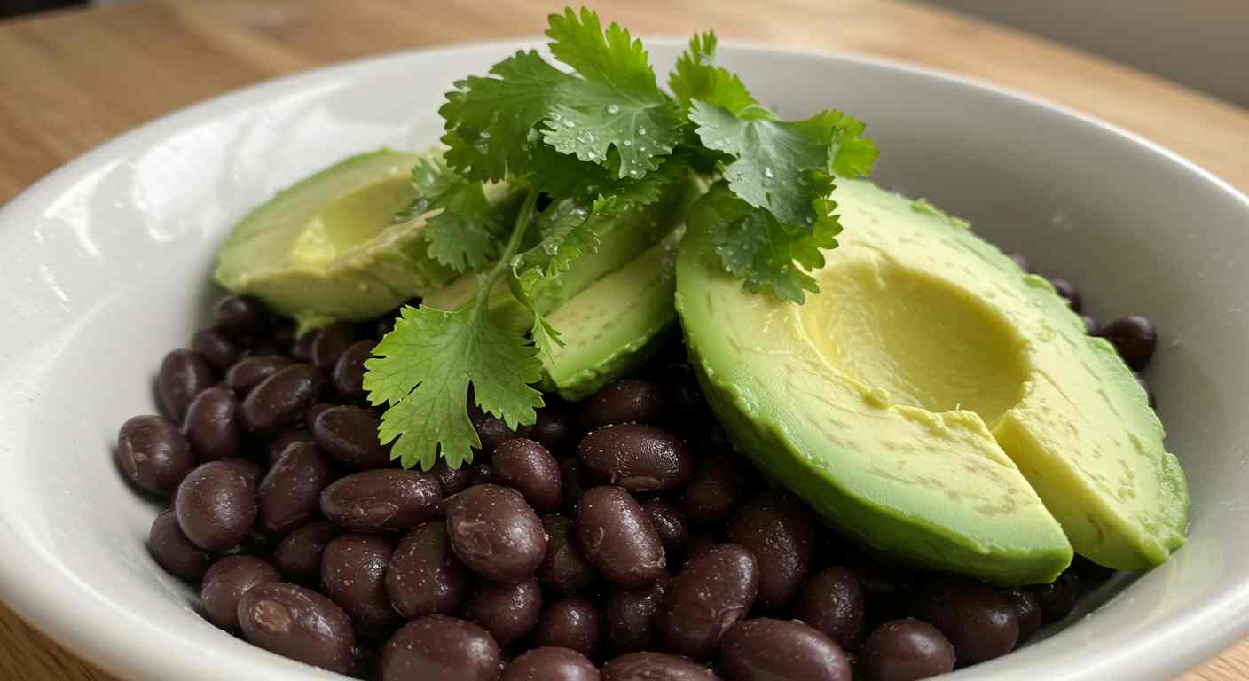 Tazones de frijoles negros y aguacate con cilantro fresco - Especial para tiroides